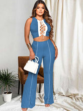Zweiteilige Criss-Cross-Tops und figurbetonte Hosen